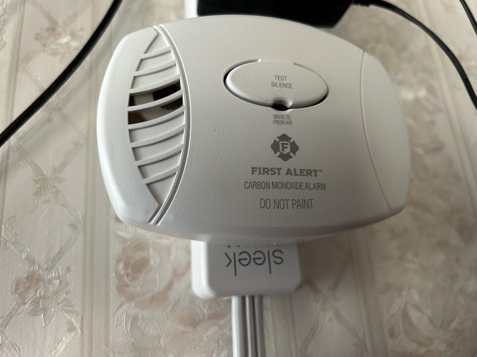 FIRST ALERT CO605 Plug-in Carbon Monoxide Detector with Battery Backup, White | CO606, 9V Battery Backup customer photo 2