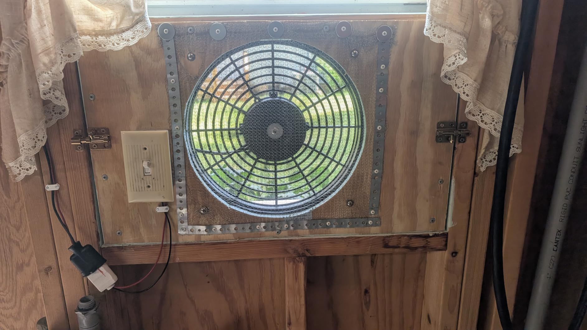 VEVOR Gable Mount Fan, 12 Inch Solar Power Attic Exhaust Fan with Adjustable Thermostat & Outer Mesh, 1300 CFM House Ventilator Cools Up to 1850 Sq.Ft, Quiet Ventilation for Roof, Garage, Shop, Black customer photo 2