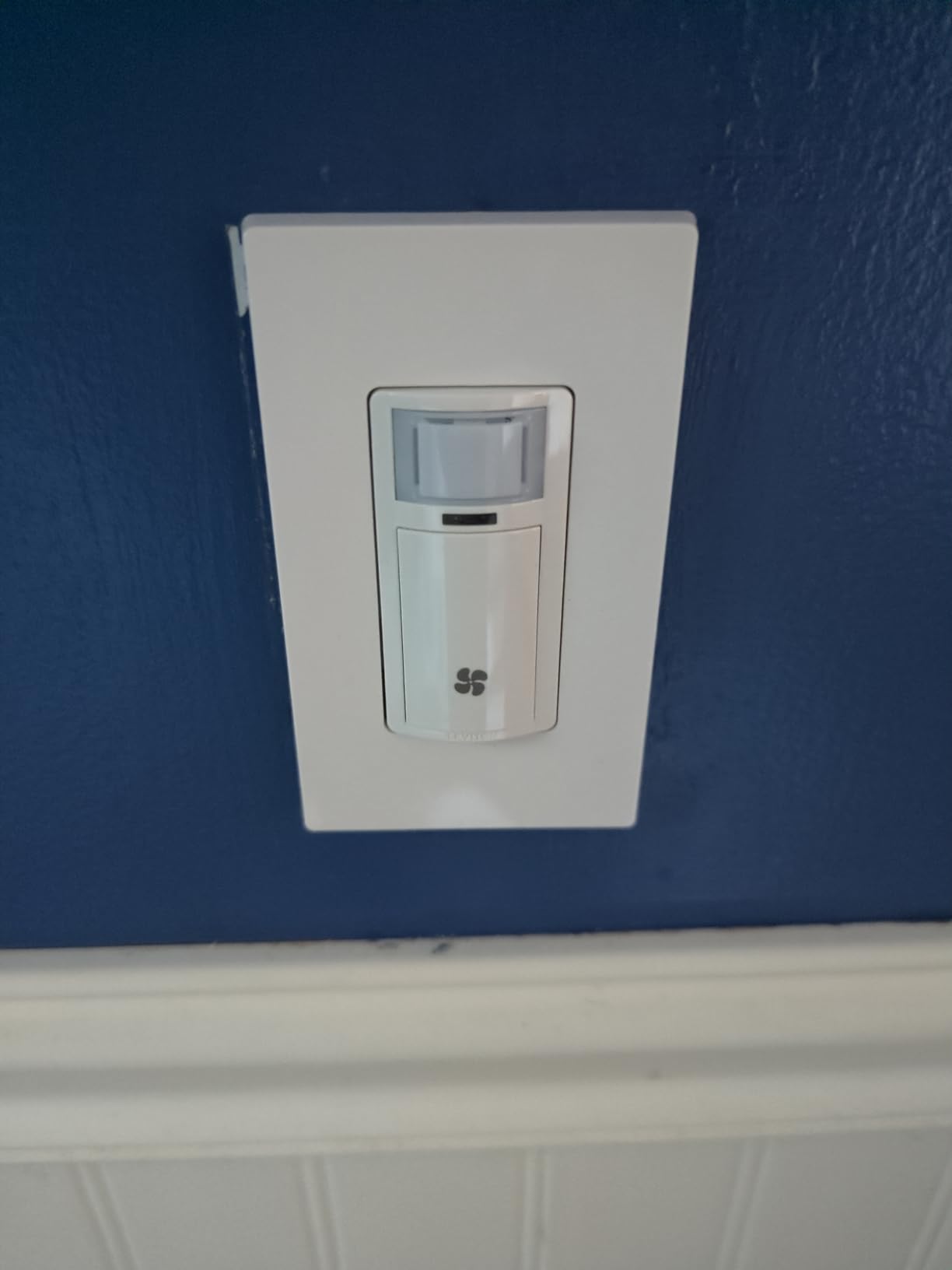 Leviton Humidity Sensor Switch for Bathroom Exhaust Fan, Automate Ventilation, Air Circulation, Moisture Control, ¼ HP, Single Pole, DHS05-1LW, White customer photo 2