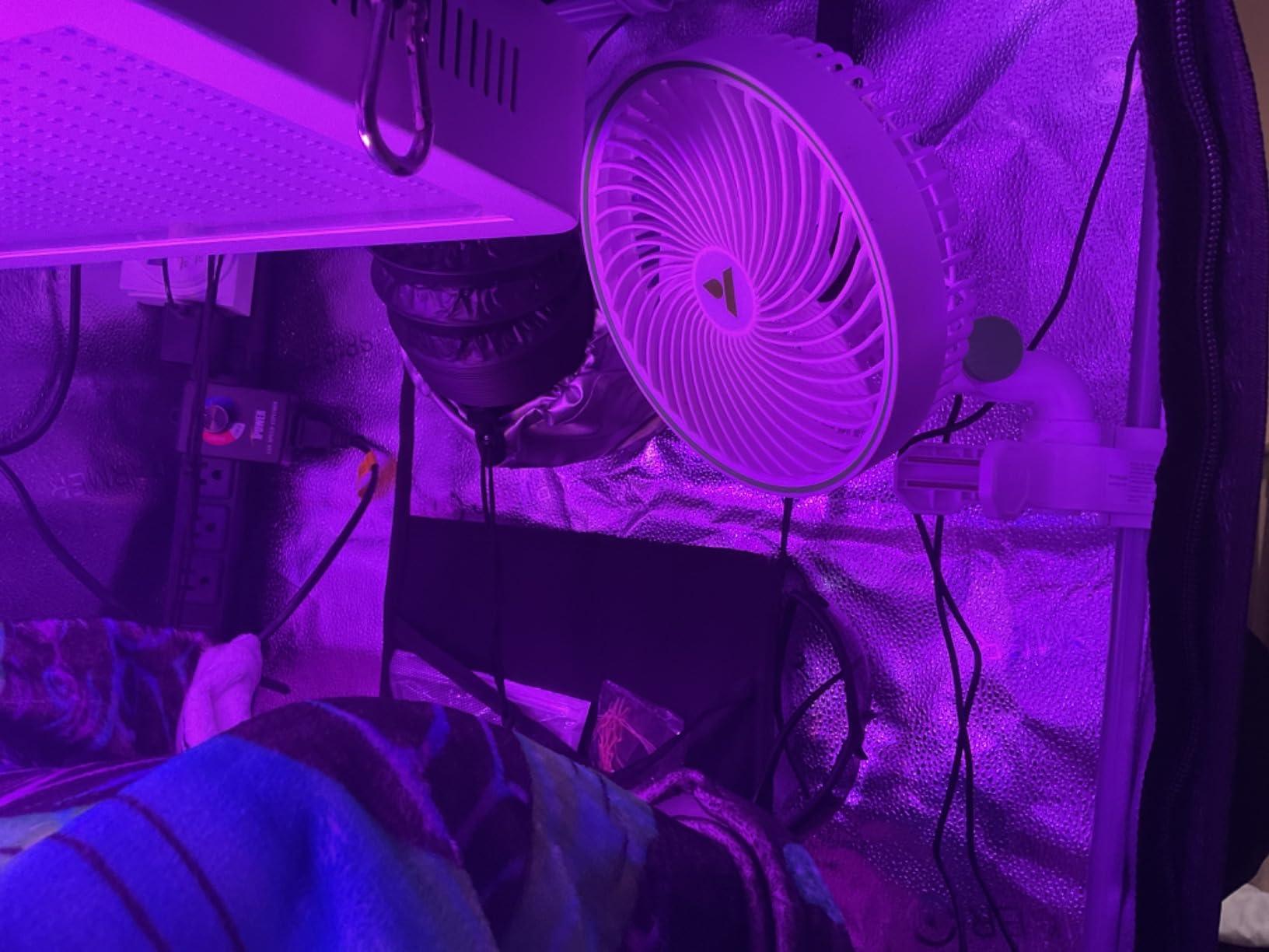 VIVOSUN 2-Pack AeroWave E6 Grow Tent Fan 6”, EC Motor, Smart Wifi Control, US Patented Auto Oscillating Clip fan, IP54, Strong Airflow but Quiet for Hydroponic Ventilation Circulation customer photo 2