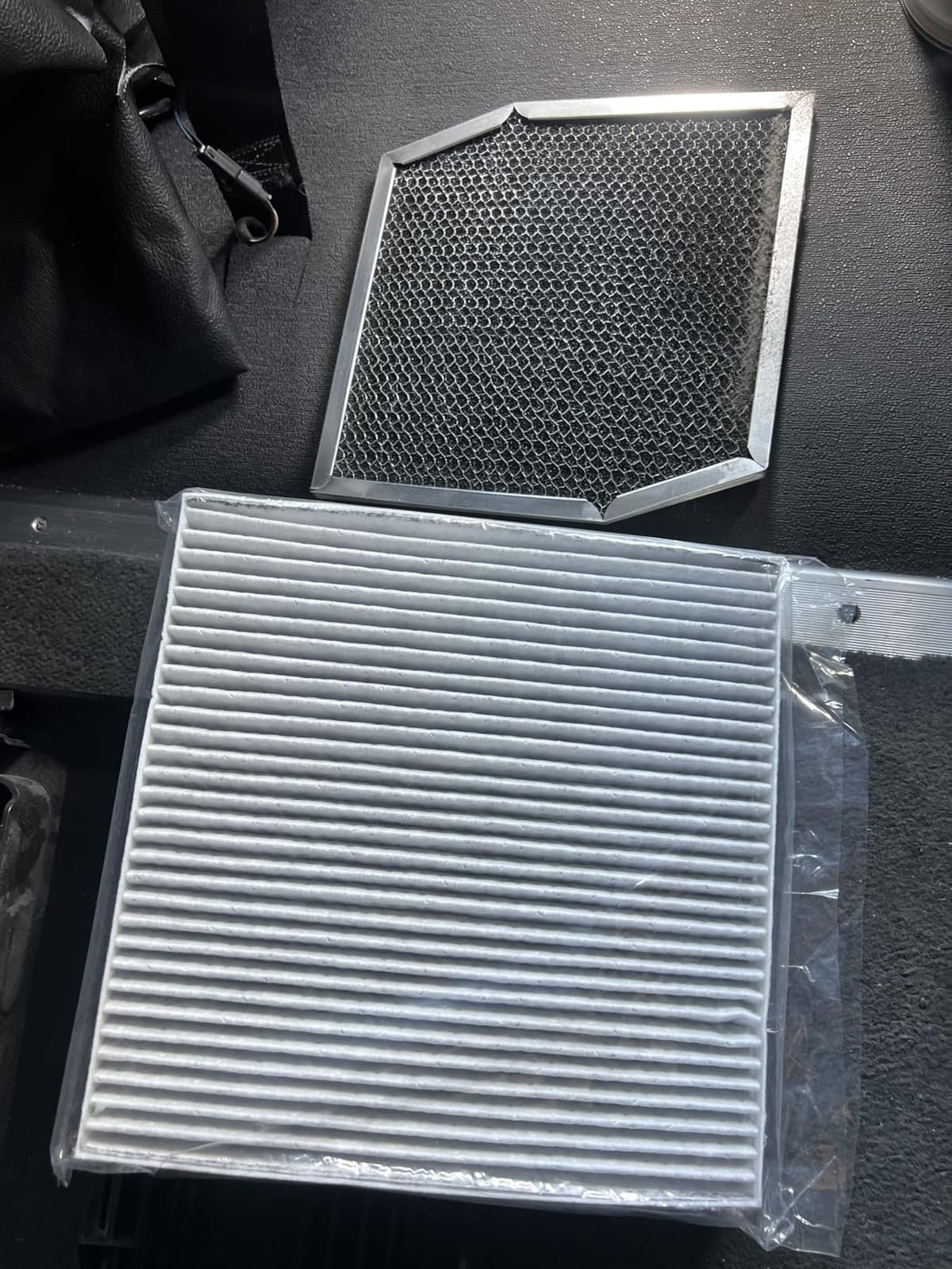 P609422 Cabin Air Filter With Activated Carbon Compatible with FREIGHTLINER CASCADIA 2008-2025 CENTURY 1996-2011 COLUMBIA 2000-2019 CORONADO 2001-2016（2 Pack) customer photo 1