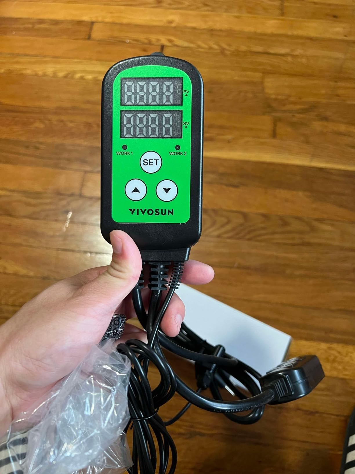 VIVOSUN Humidity Controller, 1200W Dual-Stage Outlet, Pre-Wired Digital Humidistat with Dual LED Displays for Humidifier/Dehumidifier/Fan, Ideal for Greenhouse, Grow Tent, Home-Brewing, Mushroom customer photo 2