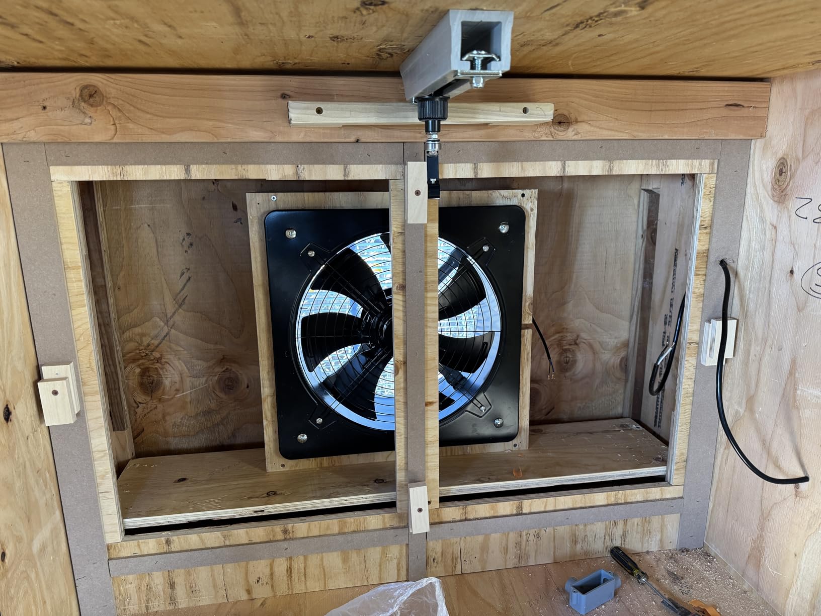 16'' Explosion-Proof Fan, 300W 4700CFM Explosion-Proof Exhaust Fan 2800r/min Noise-Free Square Kitchen Extractor Fan Wall-Mount Indoor Axial Exhaust Air Blower Kitchen Warehouse and Workshop customer photo 1